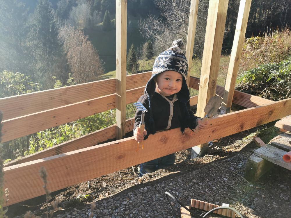 Pascal beim Bauen eines Hochbeetes für den Bienengarten