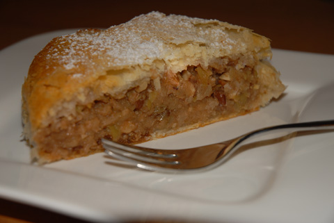 Apfelstrudel mit Honig