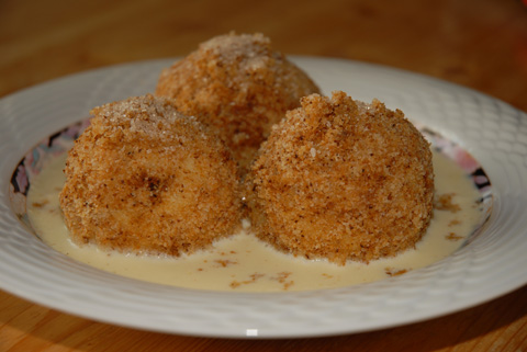 Marillenknödel in einer Honig-Vanillesauce