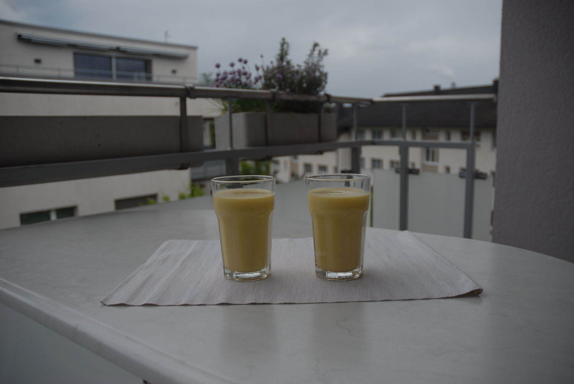 Ananas-Mango-Smoothie mit Honig